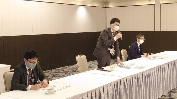 北海道農業法人協会酪農部会との意見交換会で挨拶する篠永彰仁ホクレン酪農部長（中央）