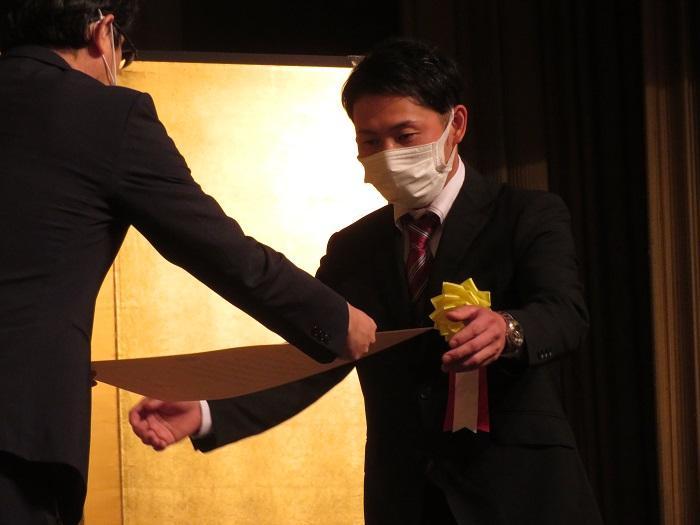 表彰を受ける菊地武士さん