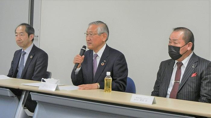 会見に臨む川村会長（中央）と隈部副会長（右）、内橋専務