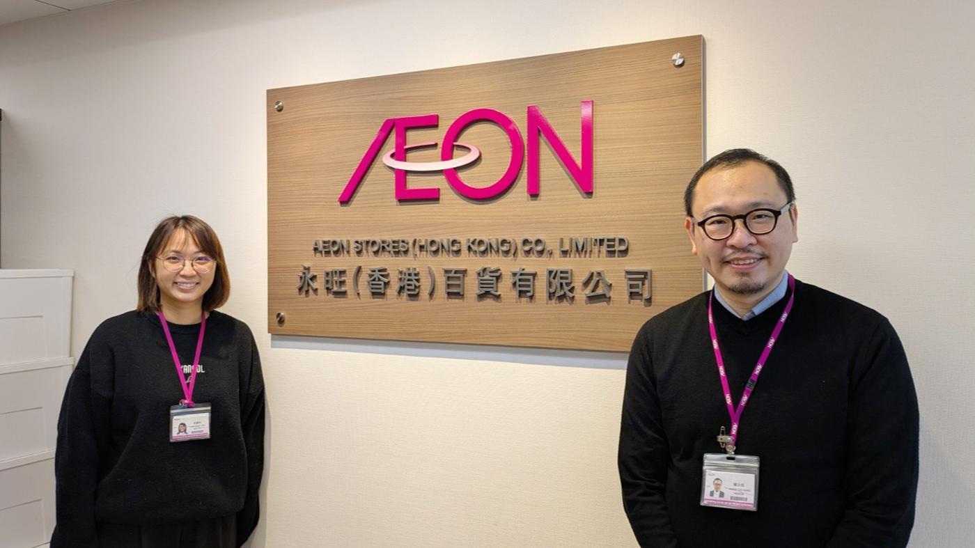 イオンストアーズ香港の食品部購買マネージャー關志恒（グアン・ジーヘン）さん（右）と李淑玲（リー・シュリン）さん