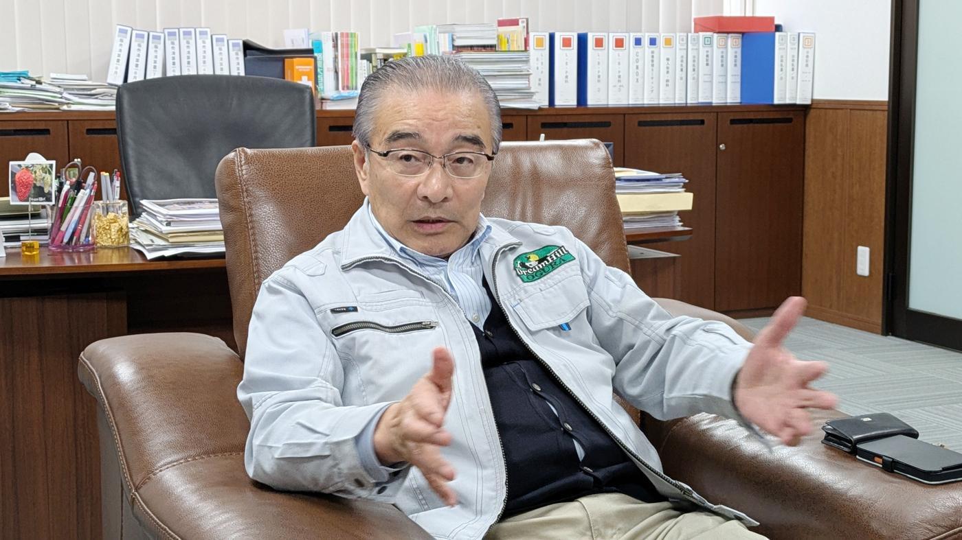 取材に応じる小椋幸男代表