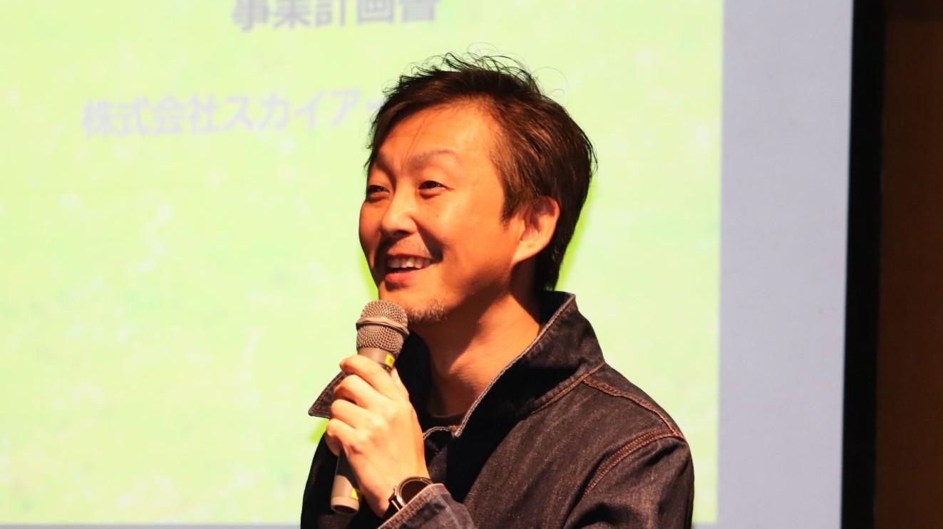 AIを活用した今後の事業戦略を説明する小林晋也社長
