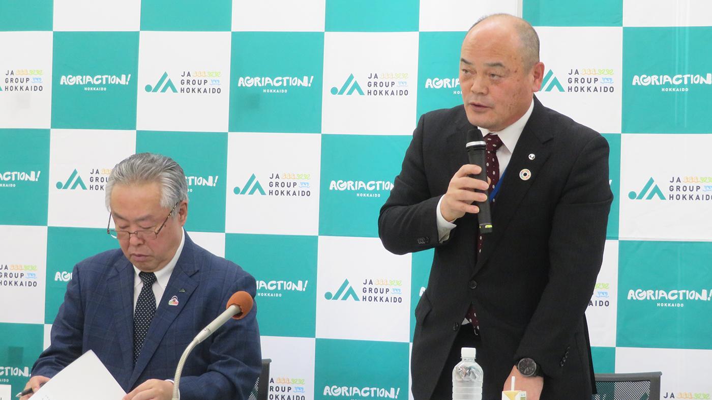 会見する柏木孝文ホクレン副会長（右）と樽井功北農中央会会長