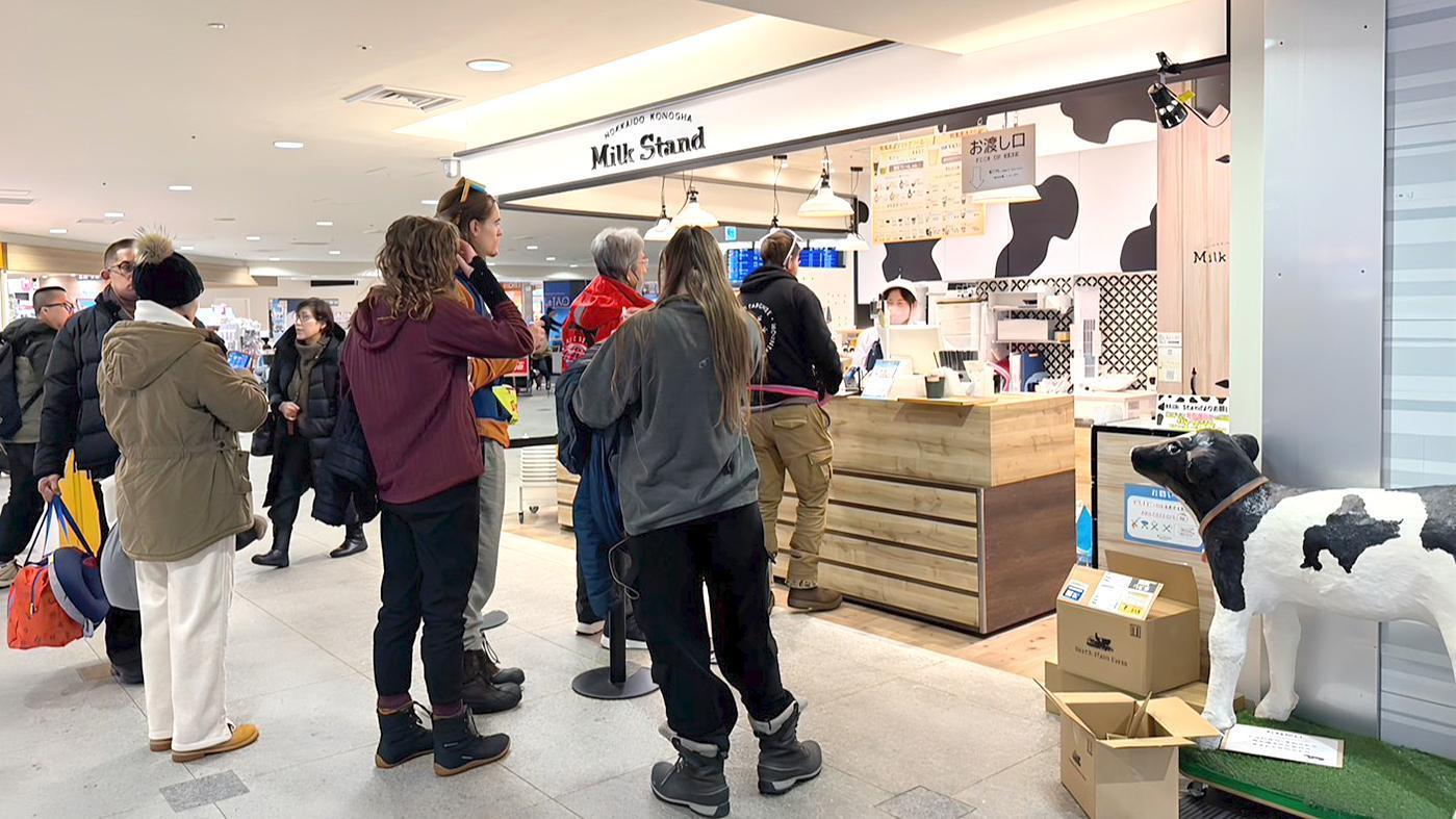 新千歳空港国内線ターミナルにある道産牛乳の専門店。アジア圏だけでなく、欧米豪からの旅行客も増加している