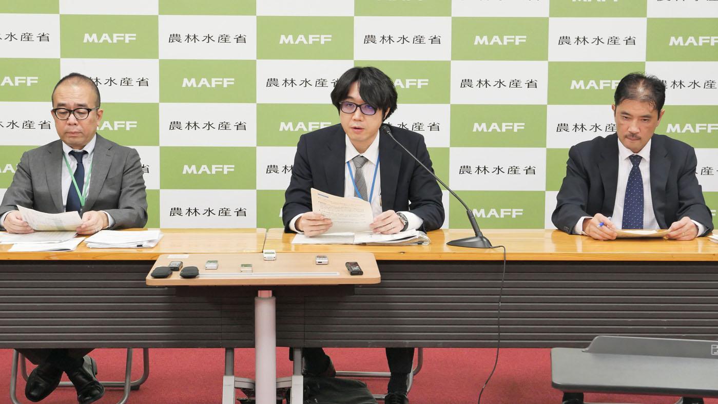 （左から）会見する渡辺裕一郎Jミルク専務、蓼沼宏晃農水省牛乳乳製品課長、中野貴史農畜産業振興機構酪農乳業部長