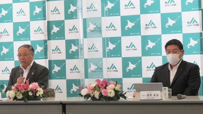 会見するホクレンの篠原末治会長（右）と道農協中央会の小野寺俊幸会長