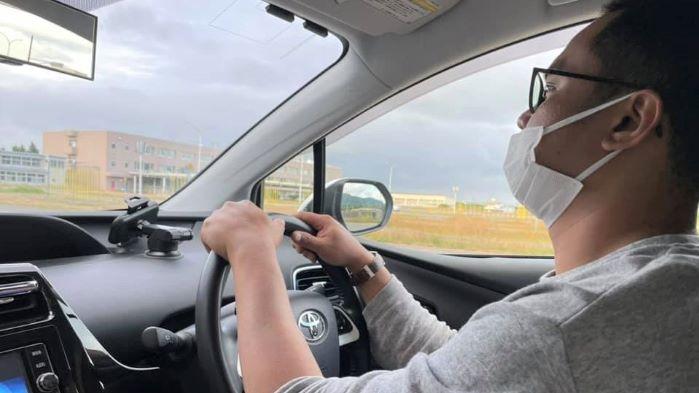 自ら運転して仕事に向かう外国人酪農ヘルパーのパンジ・サトリアワン・プトラさん