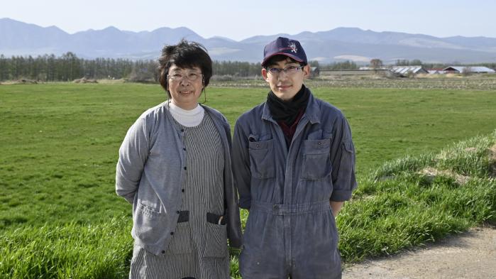 「女性の活躍が酪農家の発展につながる」と力を込める遠藤さん。隣は後継者の洸介さん