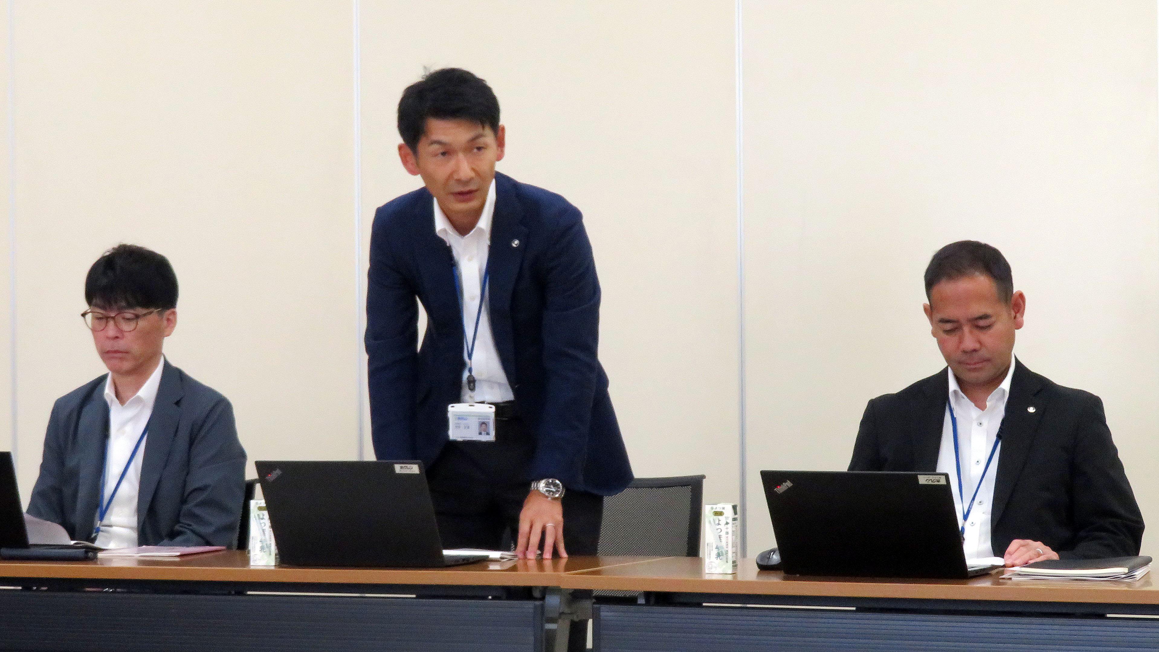 酪農情勢などを説明する大沼正宜生乳共販課長（中央）。左は篠永彰仁酪農部長、右は庄司功酪農畜産企画課長