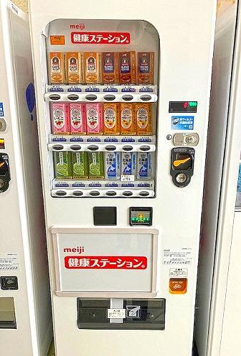 岡山大学教育学部附属中学校に設置された牛乳の自動販売機