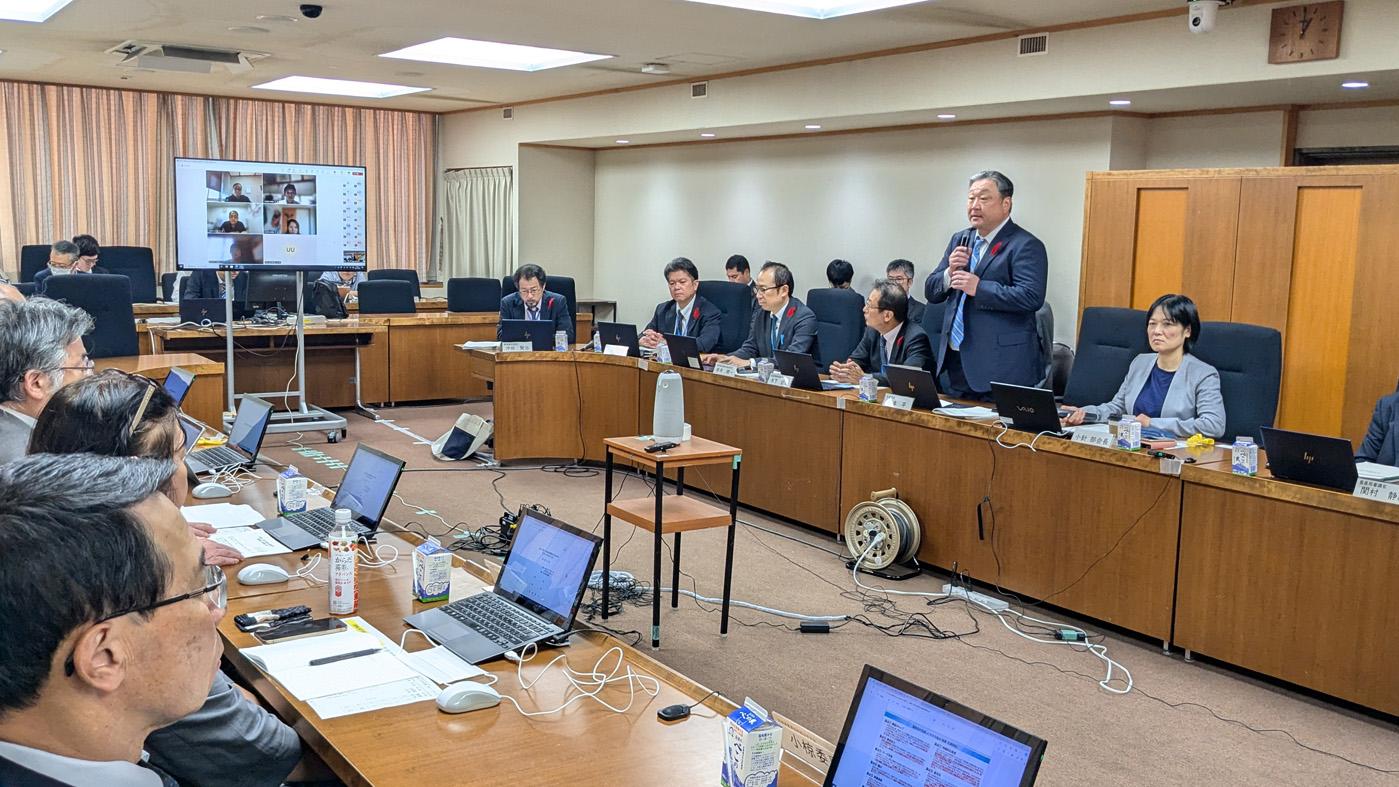 農水省で4日に開かれた畜産部会。挨拶をしているのは松本平畜産局長