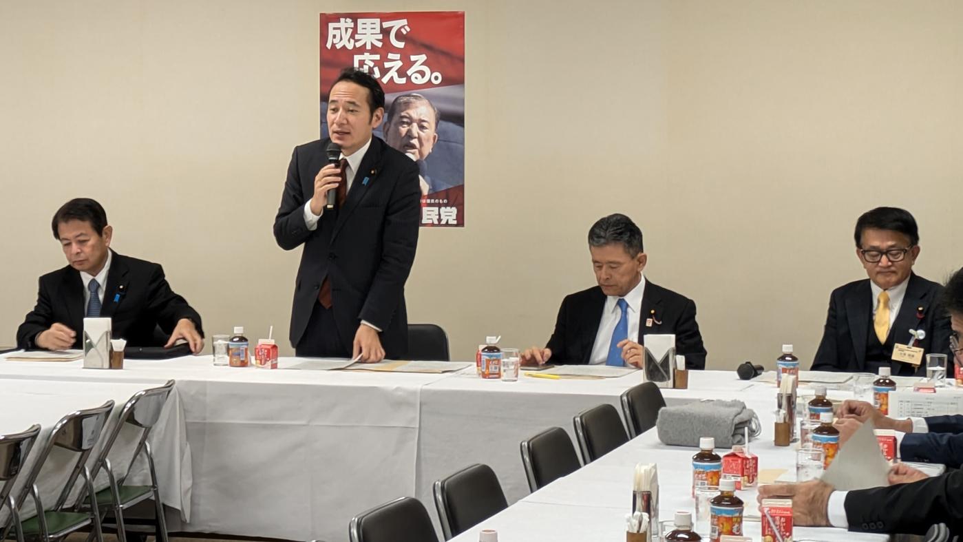 23日に自民党本部で開かれた畜産・酪農対策委員会（挨拶しているのは簗和生委員長）