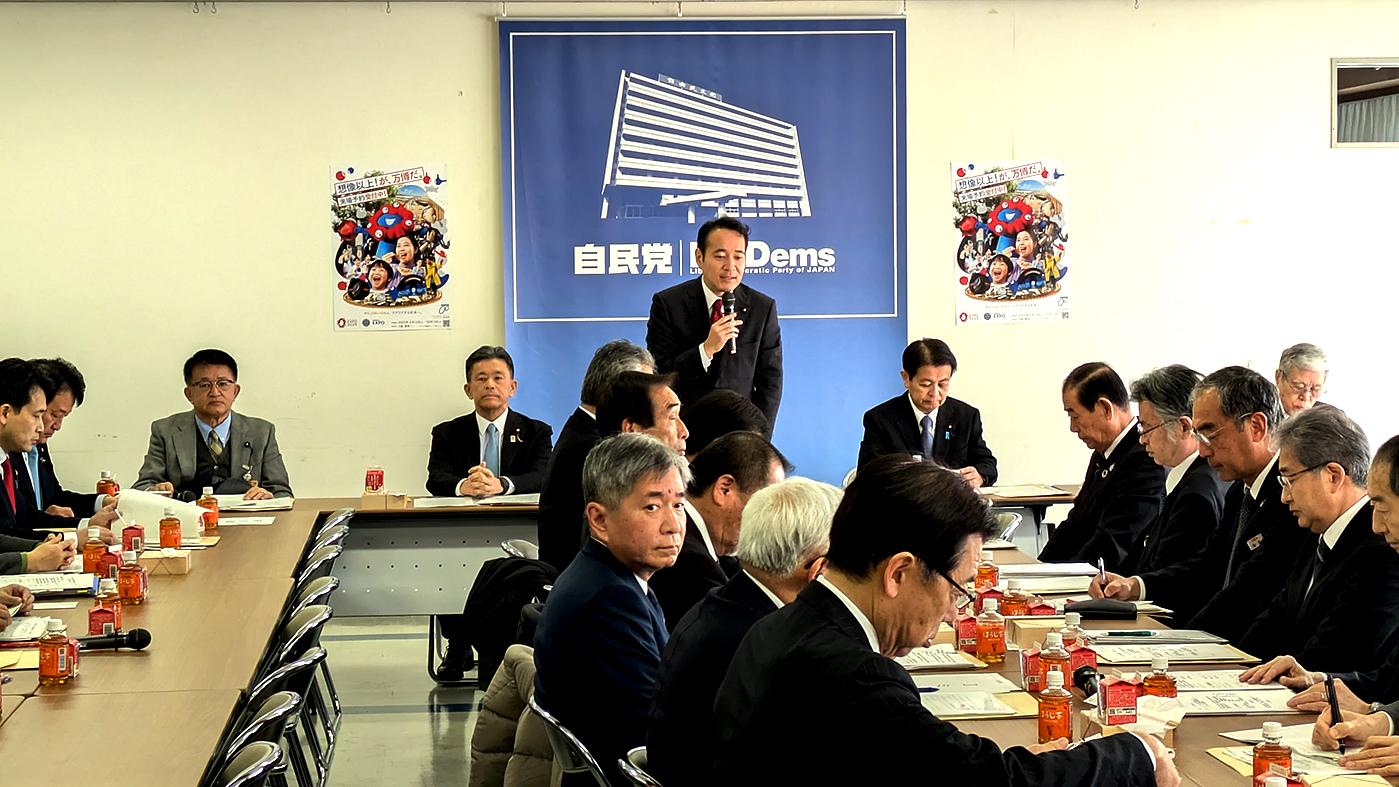 12日の自民党畜産・酪農対策委員会。挨拶しているのは簗委員長