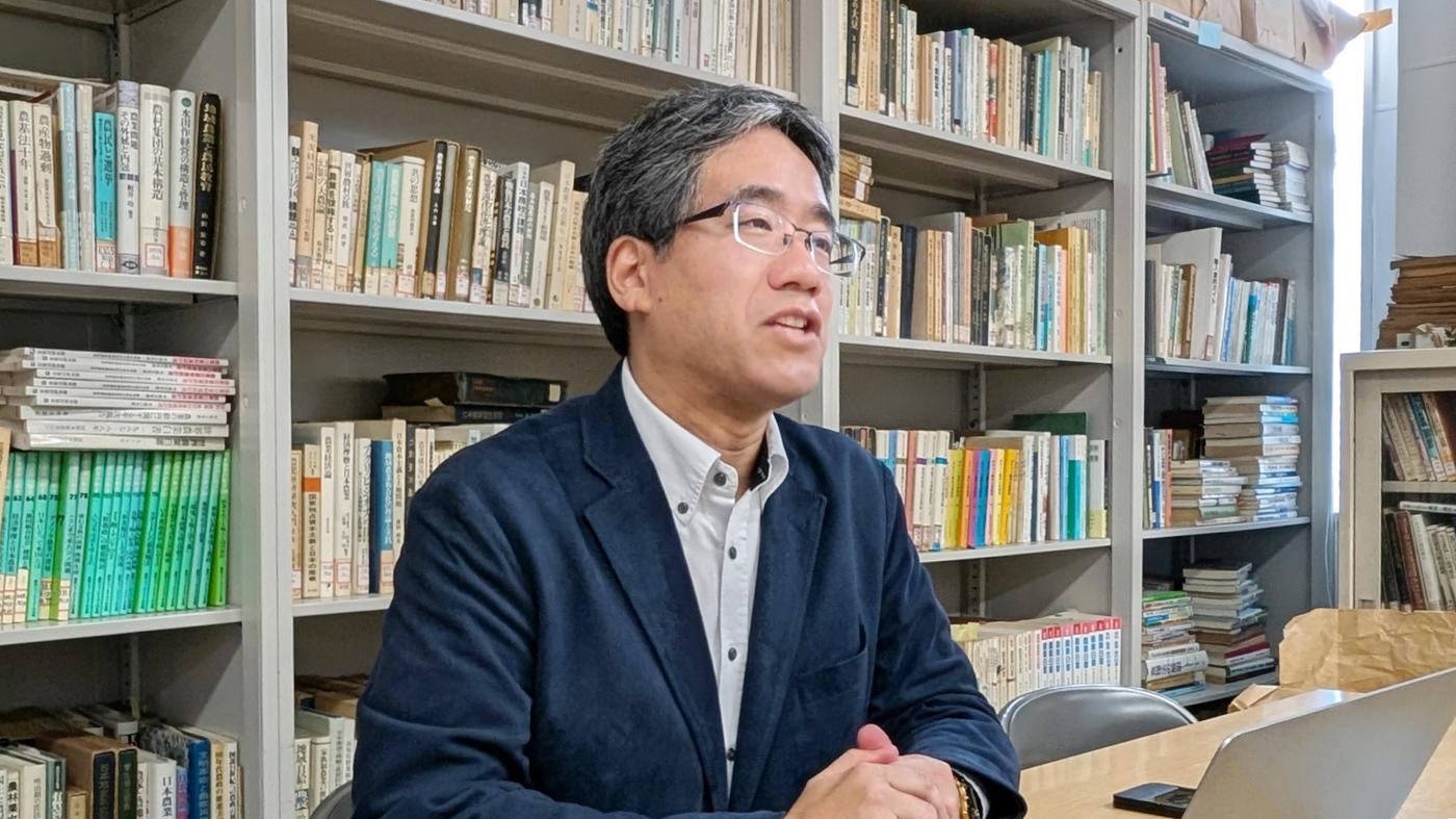 インタビューに応じる清水池准教授