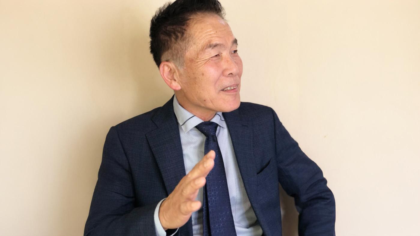 インタビューに応じる茂木社長