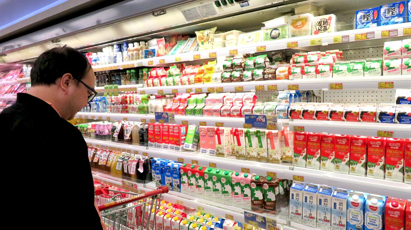 様々な国の製品が並ぶ牛乳売り場（香港のスーパーで撮影）