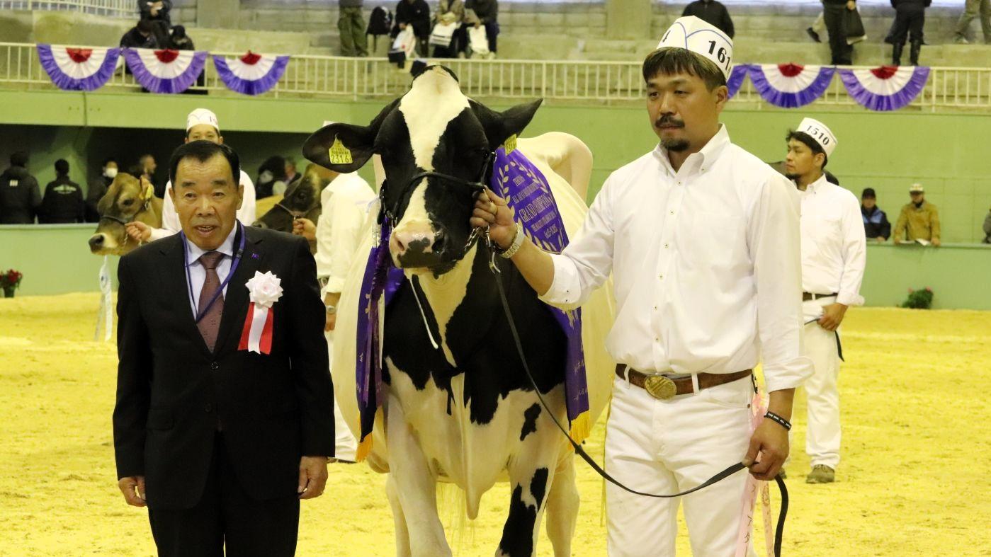 最高位に輝いたマツカチエン号と木村吉里さん（右）、日本ホルスタイン登録協会の前田勉会長