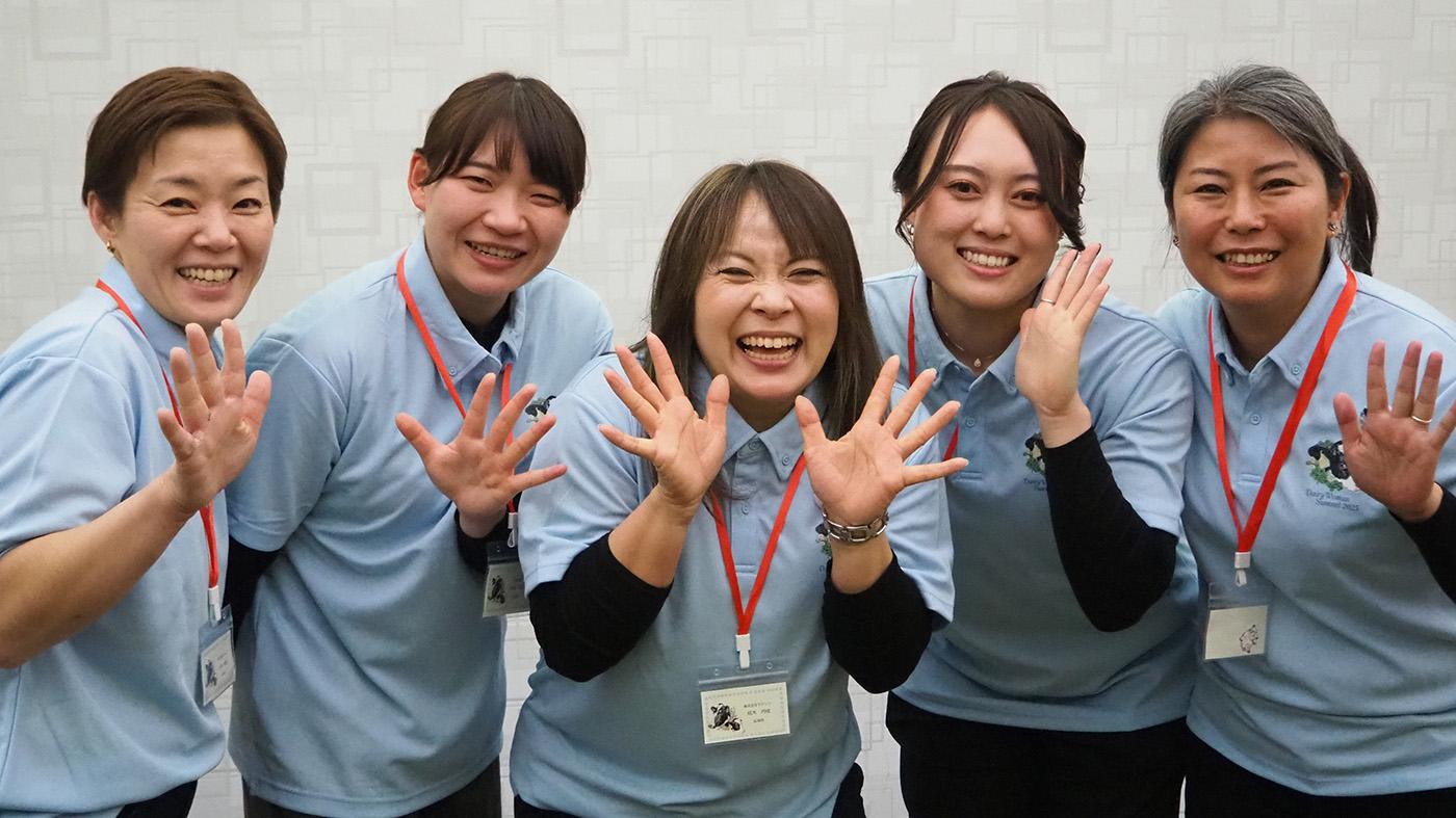 酪農女性サミット実行委員会のメンバー。左から小林晴香さん、伊藤沙智さん、椛木円佳さん、永谷万里菜さん、久富聡子さん