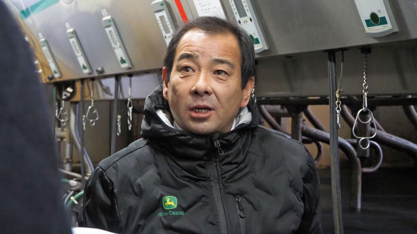 取材に応じる鯖江雅浩会長（自身が会長を務める酪農法人の搾乳室で）