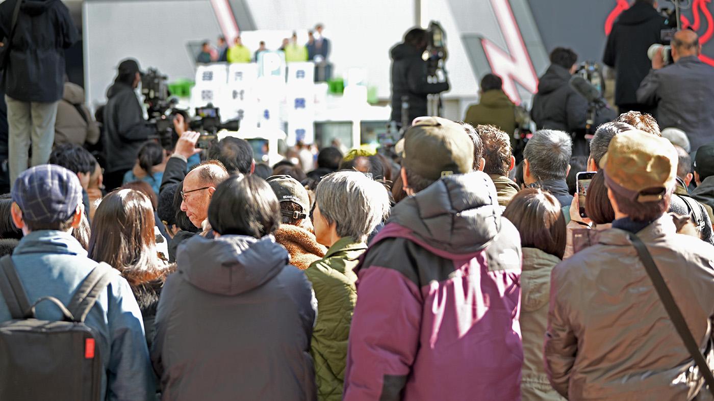 衆院選の各党代表の第一声に集まった聴衆や報道陣ら（27日に東京・秋葉原で撮影）