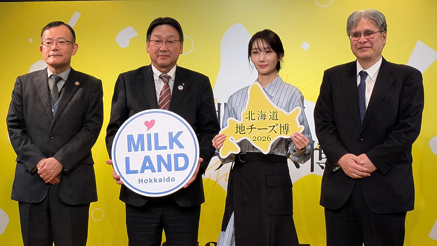 左から天羽隆・農畜産業振興機構理事長、徳田善一ホクレン副会長、波留さん、長井俊彦農水省畜産局長（初日のオープニングセレモニーで）