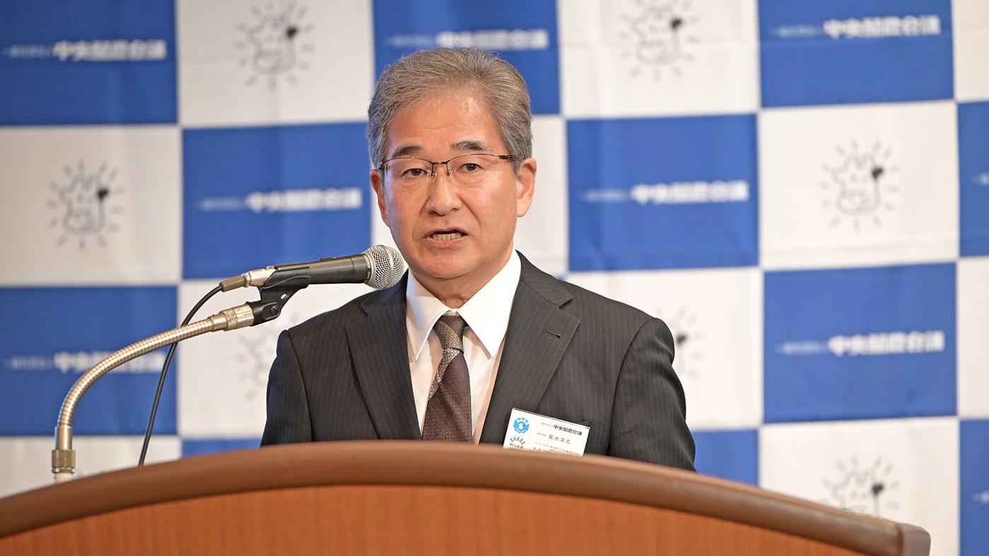 あいさつする菊池淳志専務