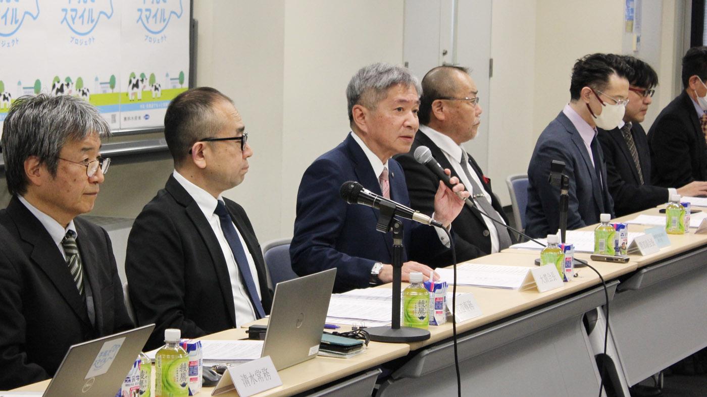 臨時総会であいさつする大貫陽一会長