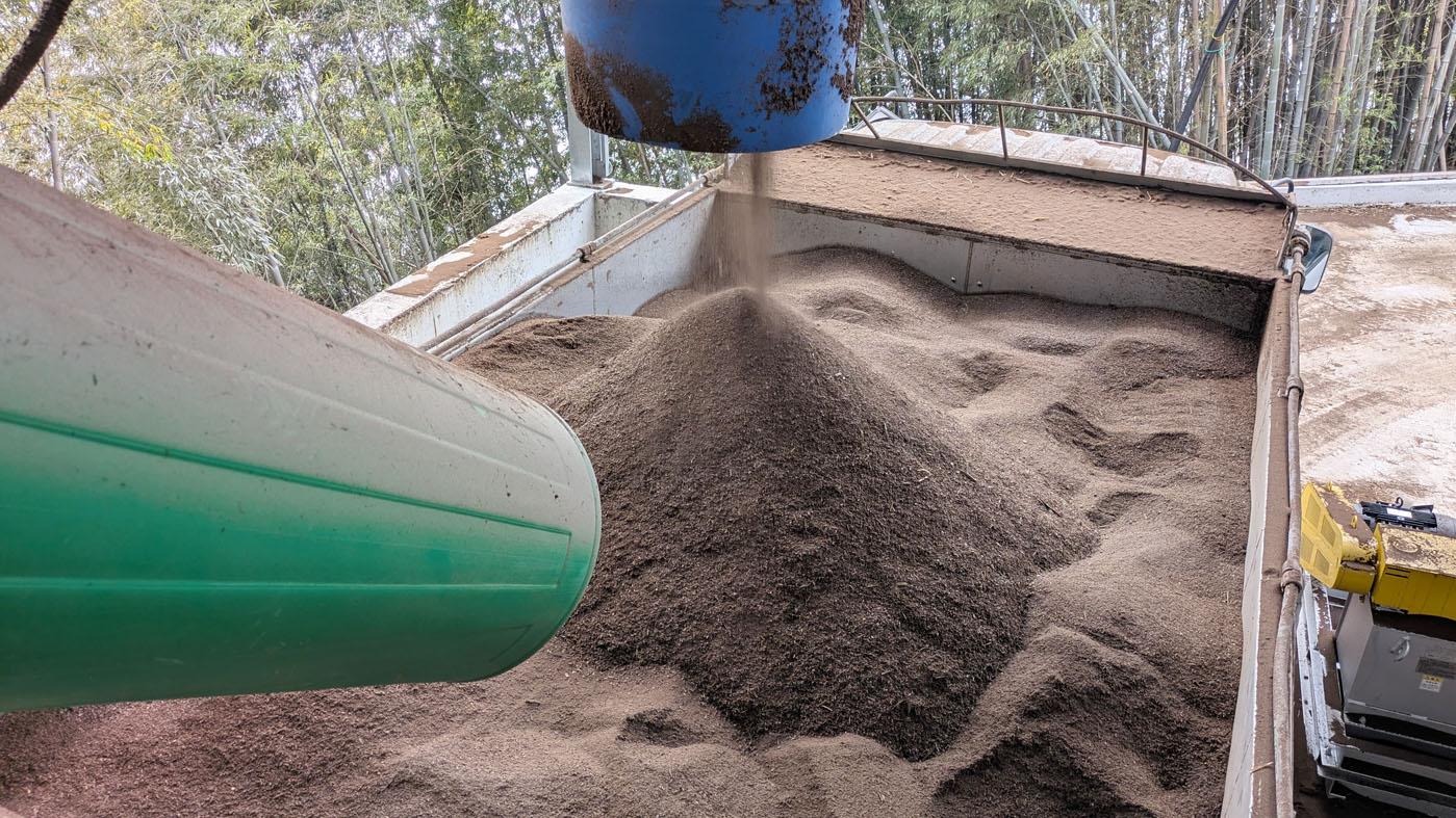 細かく粉砕した後、高温で殺菌処理した堆肥