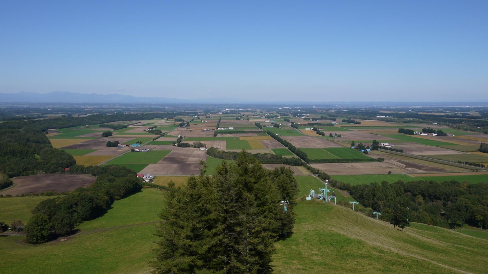 芽室町新嵐山展望台からの風景。広大なパッチワーク状の圃場が広がる