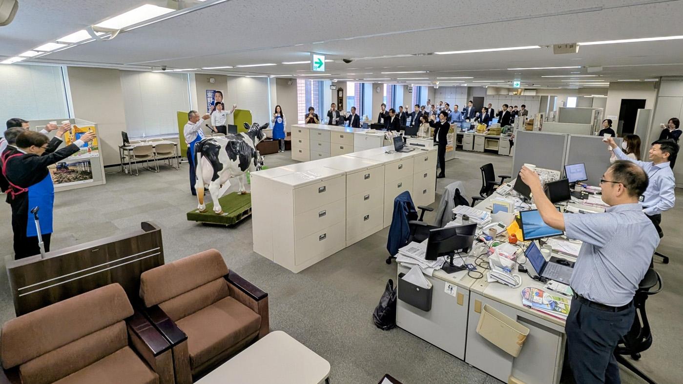 北海道農協中央会は朝礼前に「牛乳で乾杯！」（1日）