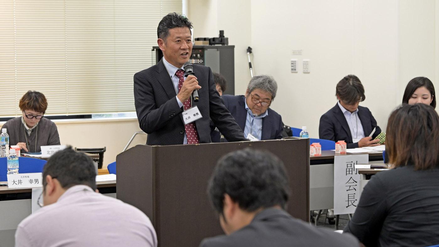 あいさつする大井幸男会長