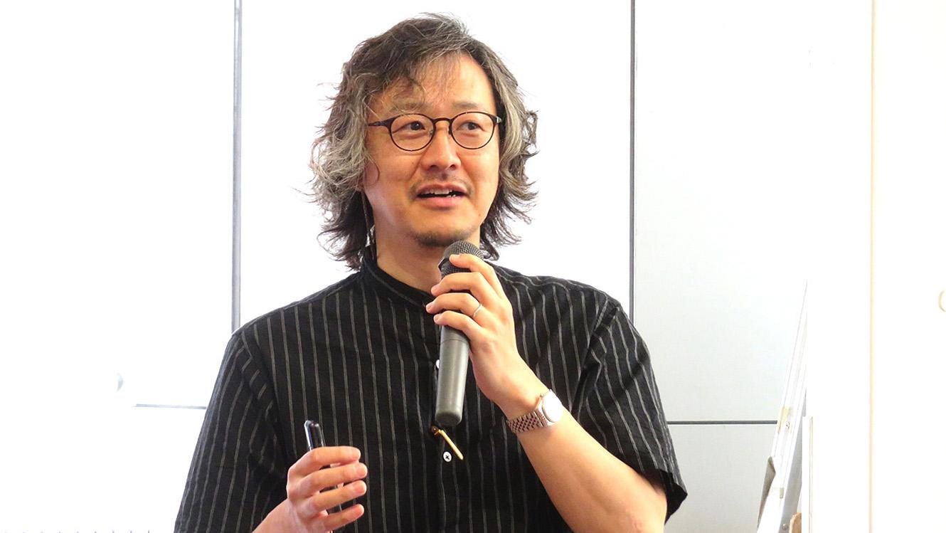 講演する日向貴久教授
