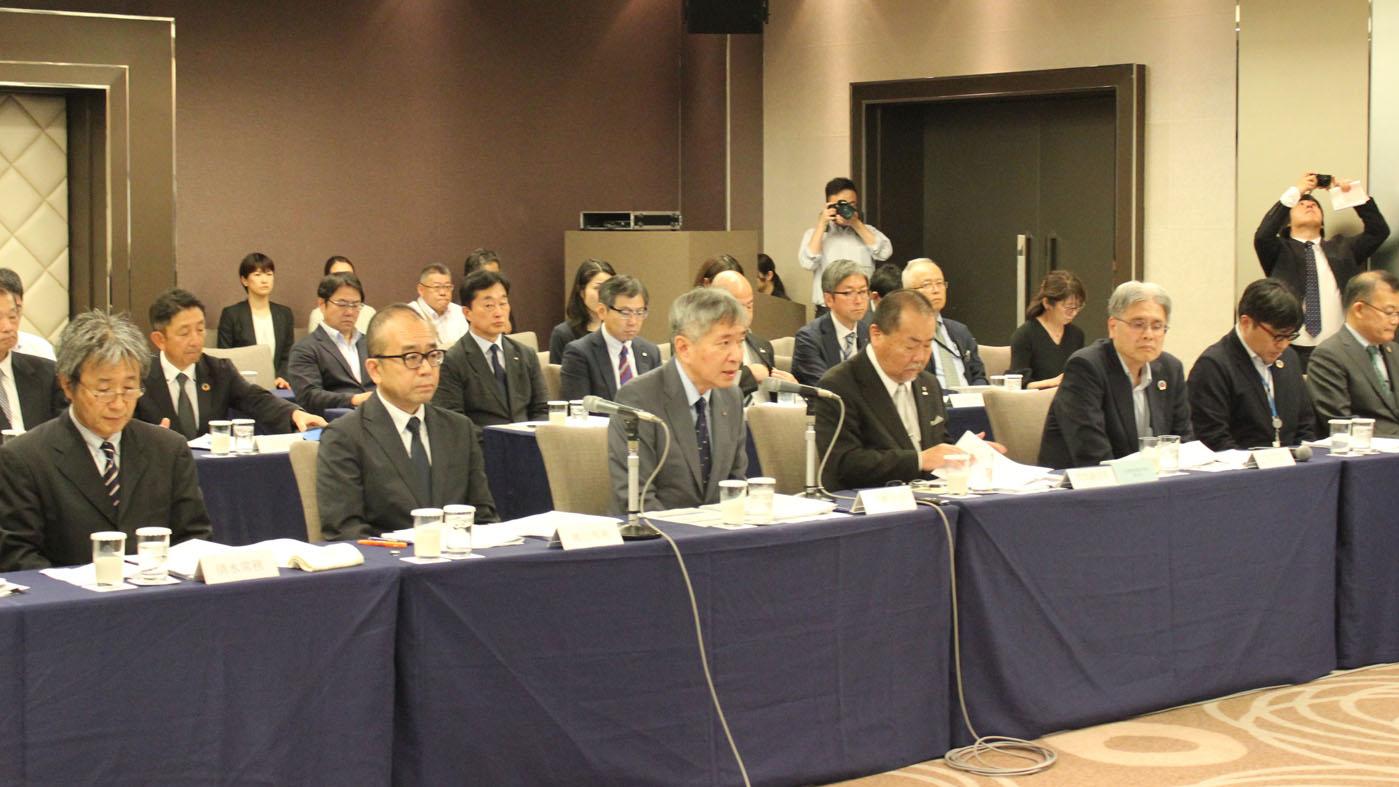 総会の冒頭で挨拶する大貫陽一会長（最前列の左から3人目）