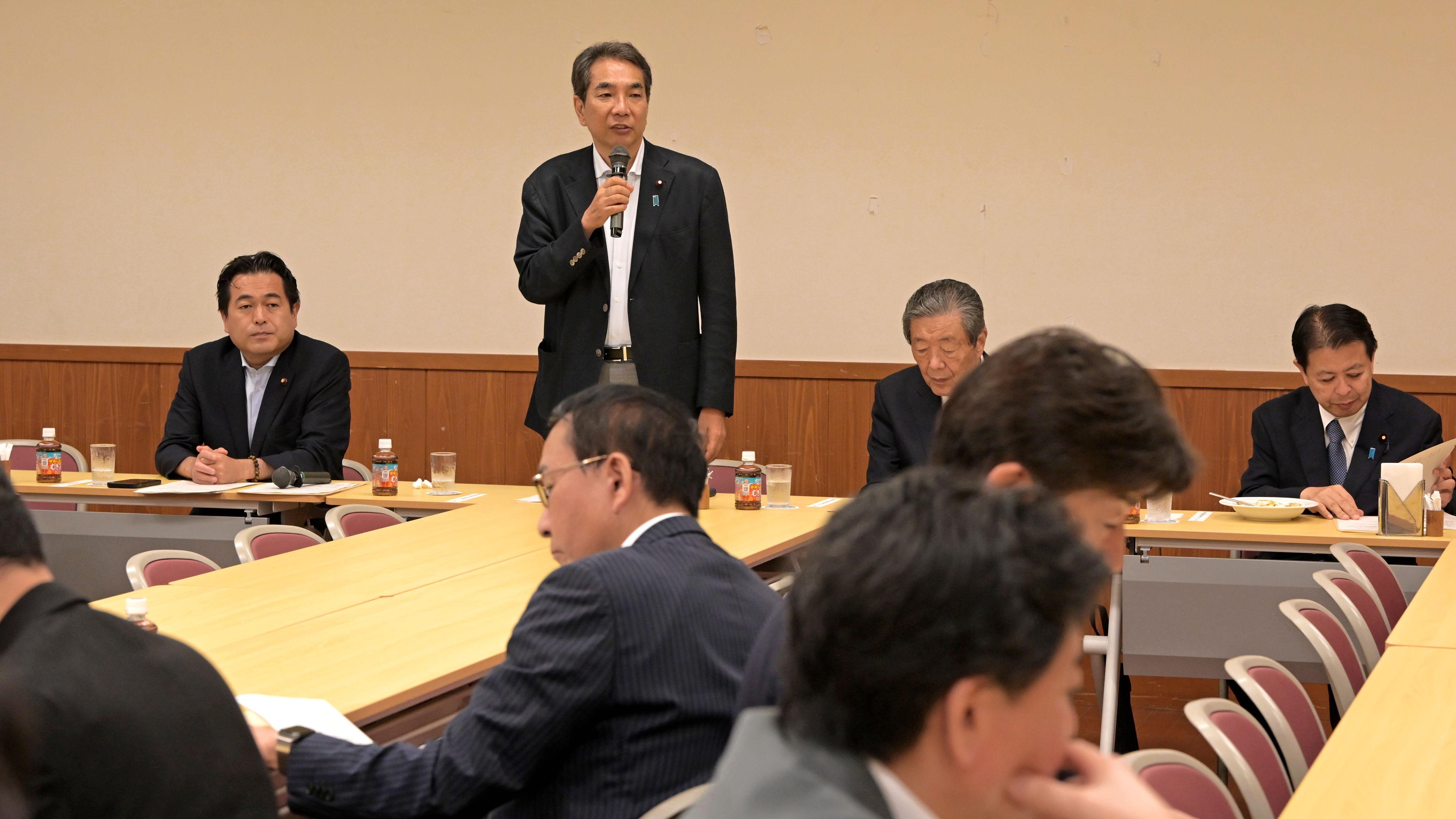 会合であいさつする江藤拓本部長