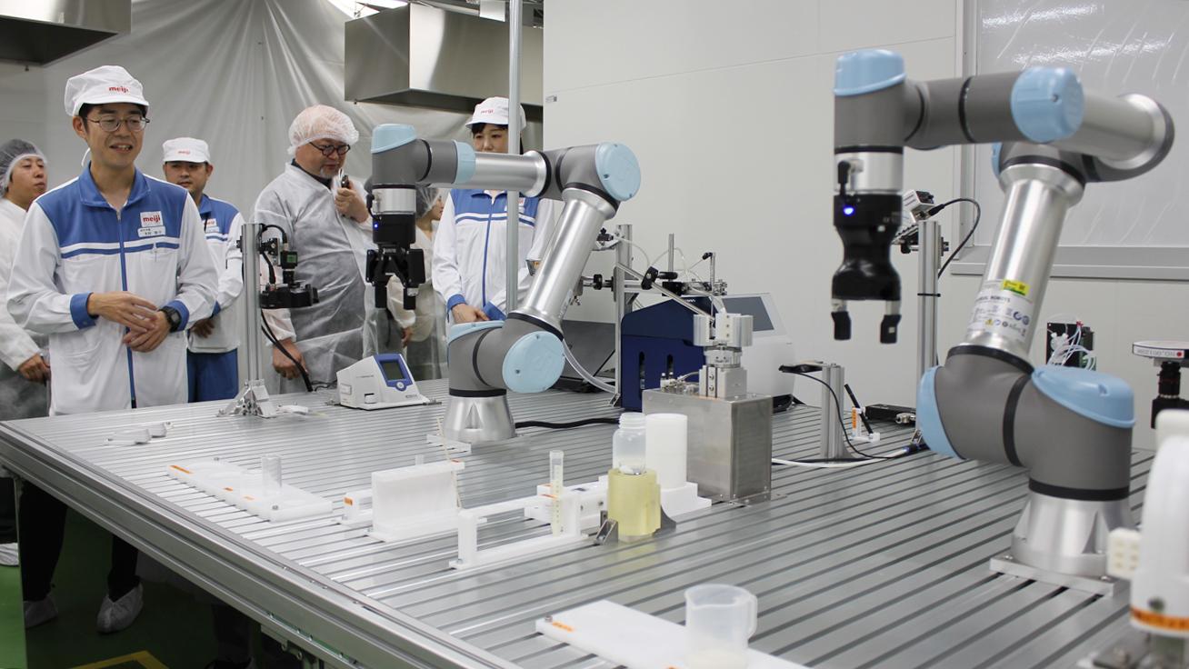 ロボットの機能を説明する木村啓介装置・システム工学G長（左から2人目）