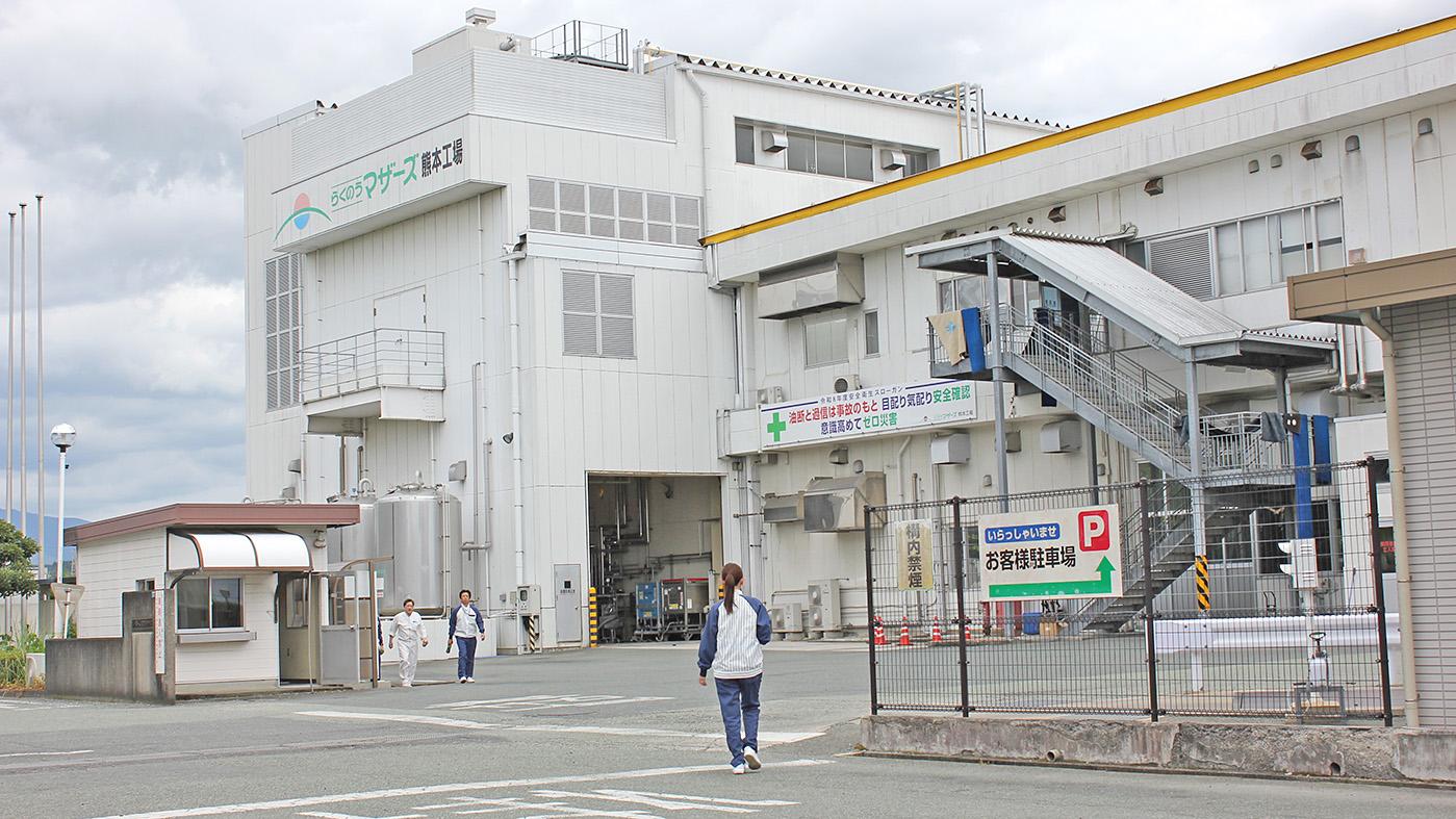 ローリーの出入りがほとんどなく、がらんとしたらくのうマザーズ熊本工場（29日に現地で撮影）